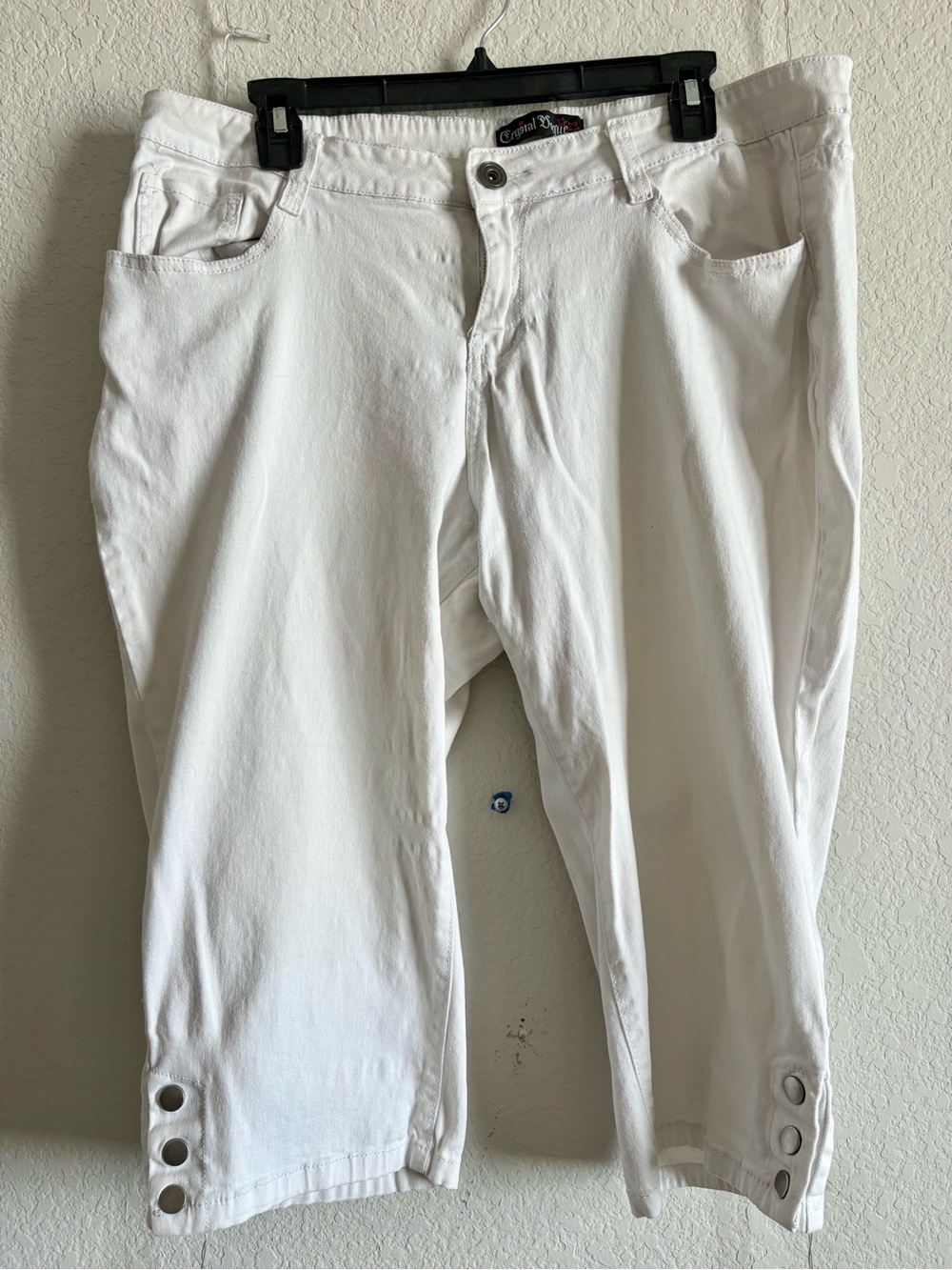Women’s Stretch Capri Jeans with Button Hem